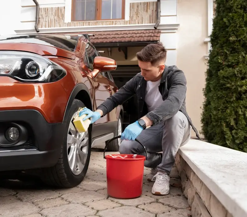 Lavage auto à domicile Saint-Martin-de-Caralp : professionnel intervenant sur un véhicule